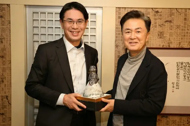 韓国・忠清南道の金泰欽知事（右）と奈良県の山下真知事（忠清南道提供）＝（聯合ニュース）≪転載・転用禁止≫