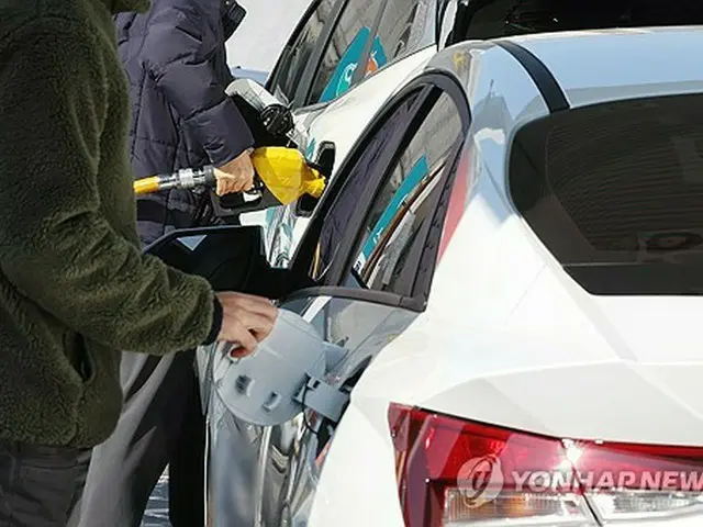 ガソリンスタンドで給油する市民（資料写真）＝（聯合ニュース）