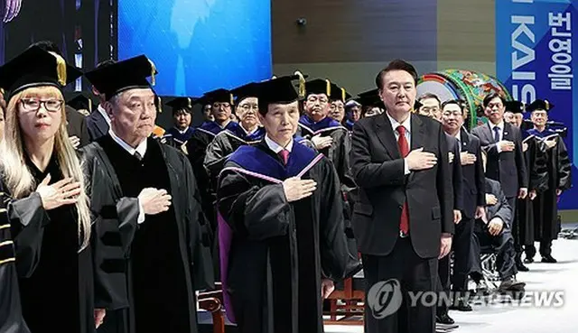 ＫＡＩＳＴの学位授与式に出席した尹大統領（前列右端、大統領通信写真記者団）＝１６日、大田（聯合ニュース）