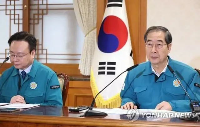 ソウル政府庁舎で開かれた関係閣僚会議で発言する韓悳洙首相（右）＝１９日、ソウル（聯合ニュース）