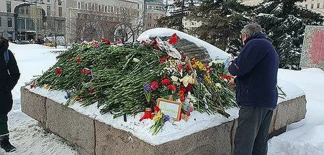 モスクワ市内でナワリヌイ氏を哀悼し、献花する市民＝１７日、モスクワ（聯合ニュース）