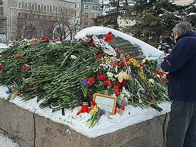 モスクワ市内でナワリヌイ氏を哀悼し、献花する市民＝１７日、モスクワ（聯合ニュース）