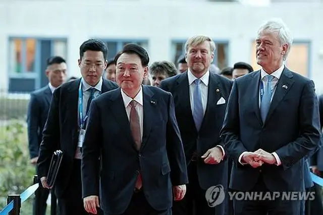 尹大統領（手前左）はオランダ訪問中に半導体製造装置大手ＡＳＭＬの本社を訪問した（共同取材）＝（聯合ニュース）