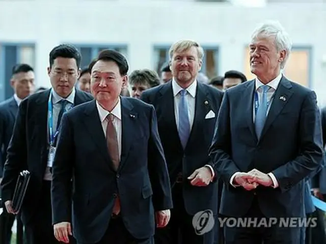 尹大統領（手前左）はオランダ訪問中に半導体製造装置大手ＡＳＭＬの本社を訪問した（共同取材）＝（聯合ニュース）