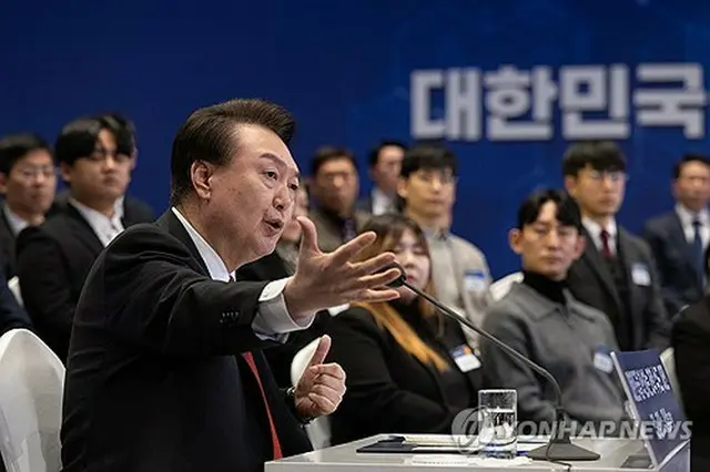 １６日、中部の大田市で開かれた国民との対話行事で発言する尹錫悦（ユン・ソクヨル）大統領（大統領室提供）＝（聯合ニュース）≪転載・転用禁止≫