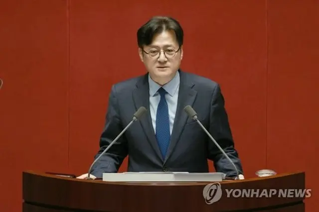 演説する洪院内代表＝２０日、ソウル（聯合ニュース）