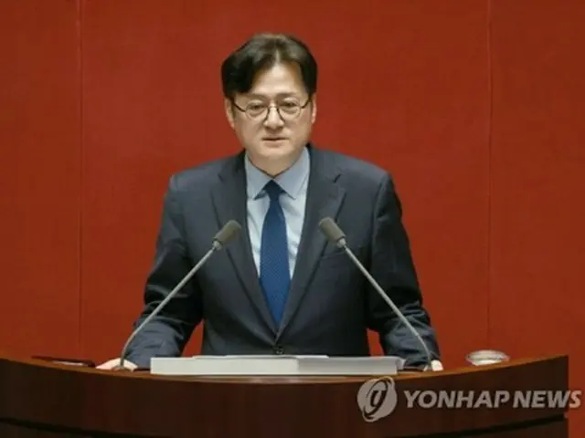 演説する洪院内代表＝２０日、ソウル（聯合ニュース）