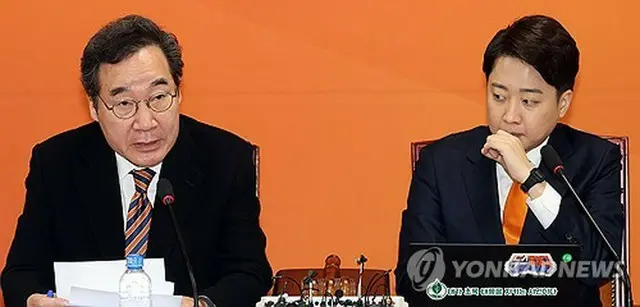 国会で開かれた改革新党の最高委員会議に出席した李洛淵氏（左）と李俊錫氏＝１９日、ソウル（聯合ニュース）