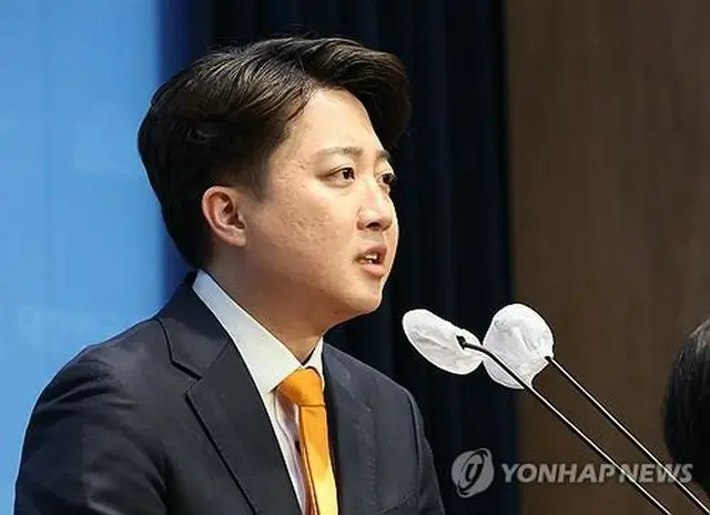 国会で記者会見を行う「改革新党」の李俊錫共同代表＝２０日、ソウル（聯合ニュース）