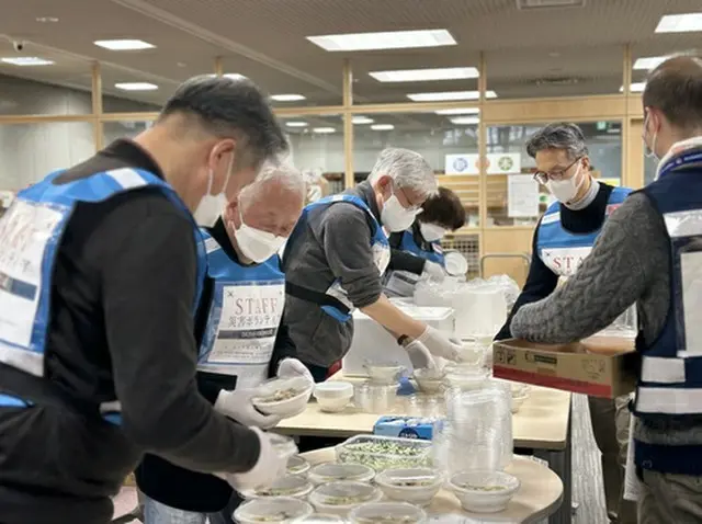炊き出しを行う尹徳敏駐日大使（中央・韓国大使館提供）＝（聯合ニュース）≪転載・転用禁止≫