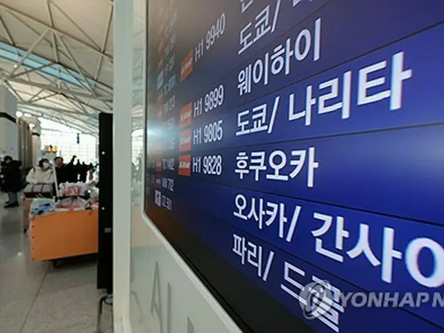 日本路線のフライトスケジュールが表示されている韓国・仁川国際空港の電光掲示板（資料写真）＝（聯合ニュース）