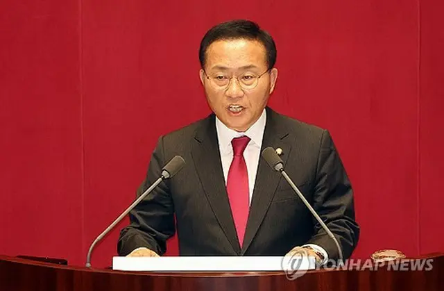 国会本会議で交渉団体代表演説を行う「国民の力」の尹在玉院内代表＝２１日、ソウル（聯合ニュース）