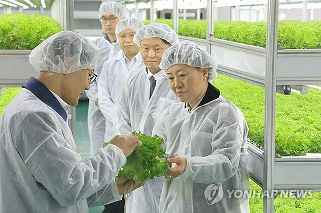 ２月２日に京畿道軍浦市内の垂直農法の研究所を視察する宋美玲（ソン・ミリョン）農林畜産食品部長官（手前右・同部提供）＝（聯合ニュース）