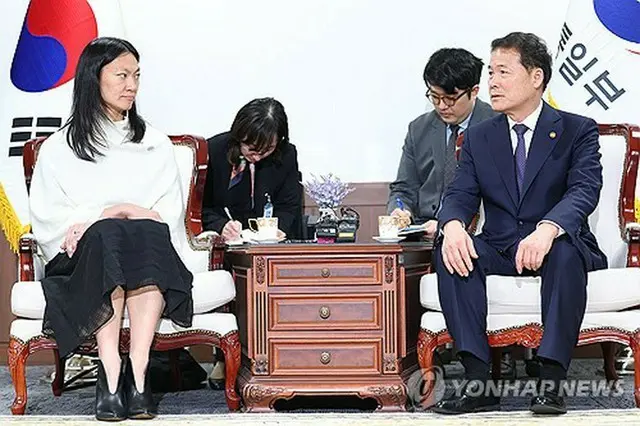 ターナー氏（左）と会談する金暎浩氏＝２１日、ソウル（聯合ニュース）