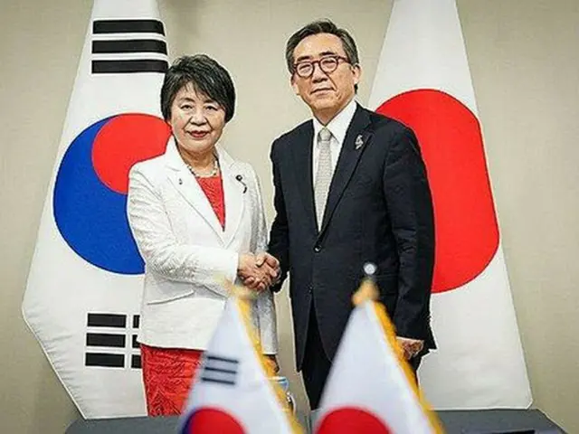 韓国の趙兌烈（チョ・テヨル）外交部長官（右）は２１日、主要２０カ国・地域（Ｇ２０）外相会合に出席するため訪問したブラジル・リオデジャネイロで日本の上川陽子外相と会談した。握手を交わす両氏（外交部提供）＝（聯合ニュース）≪転載・転用禁止≫