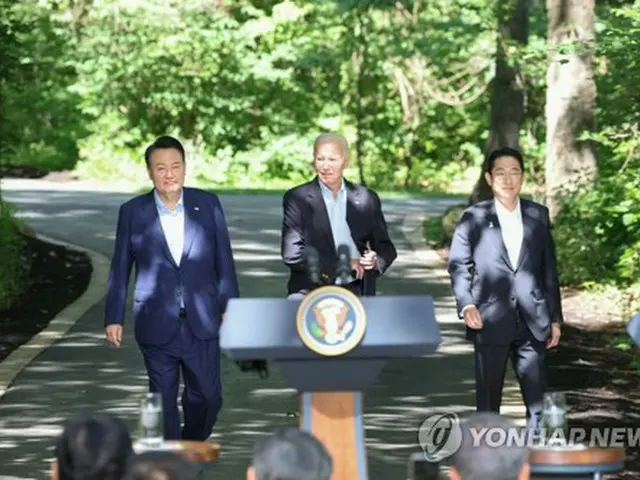 ２０２３年８月１８日、米ワシントン郊外の大統領山荘キャンプデービッドで会談した（左から）韓国の尹大統領、バイデン大統領、岸田首相＝（聯合ニュース）