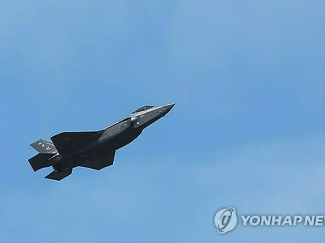 ソウル南方・平沢にある在韓米軍の烏山基地を離陸する米空軍の最新鋭ステルス戦闘機Ｆ３５Ａ＝２３日、平沢（聯合ニュース）