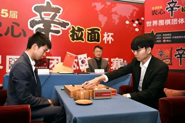対局する韓国の申真ソ九段（右、韓国棋院提供）＝（聯合ニュース）≪転載・転用禁止≫