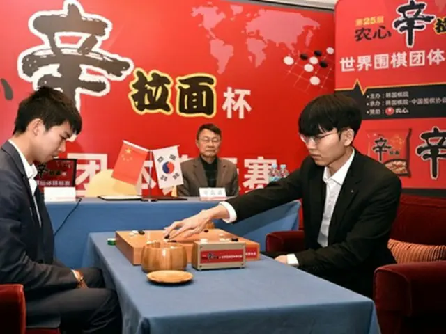 対局する韓国の申真ソ九段（右、韓国棋院提供）＝（聯合ニュース）≪転載・転用禁止≫