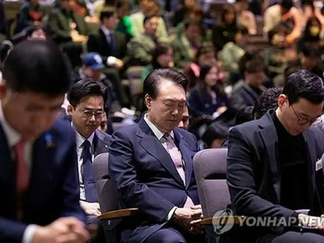 ソウル郊外の京畿道水原市にある教会で２５日に行われた独立運動「三・一運動」の記念礼拝で祈りをささげる尹大統領（中央、大統領室提供）＝（聯合ニュース）≪転載・転用禁止≫