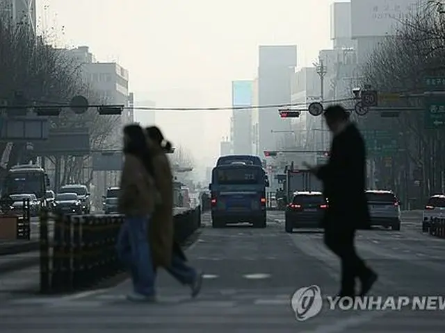 今月１２日、ＰＭ２．５の濃度が上昇して白くかすむソウル市内＝（聯合ニュース）