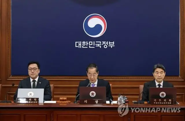 閣議で発言する韓首相（中央）＝２７日、ソウル（聯合ニュース）
