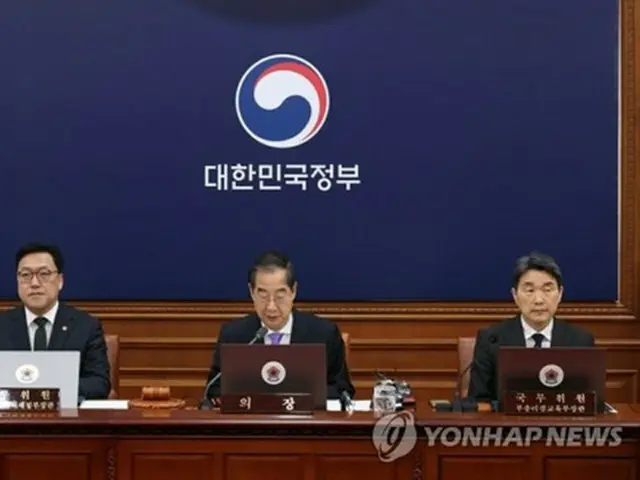 閣議で発言する韓首相（中央）＝２７日、ソウル（聯合ニュース）