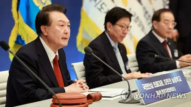 旧大統領府の青瓦台で開かれた中央地方協力会議で発言する尹大統領（左）＝２７日、ソウル（聯合ニュース）