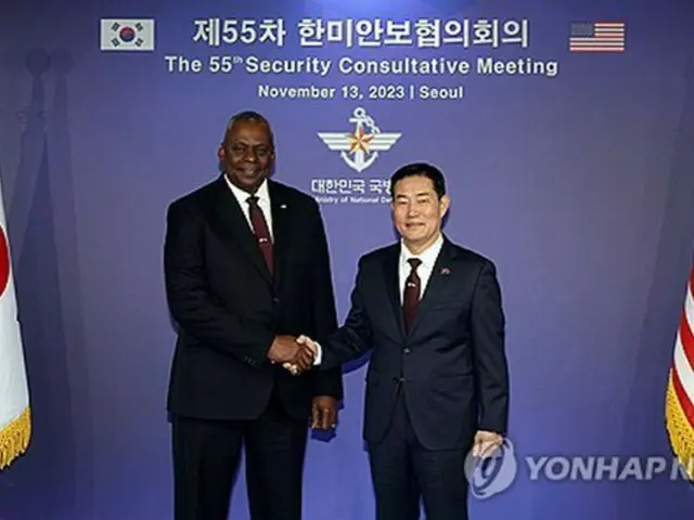 昨年１１月、ソウルで開かれた韓米定例安保協議（ＳＣＭ）に出席した申源湜国防部長官（右）とオースティン米国防長官（国防部提供）＝（聯合ニュース）≪転載・転用禁止≫