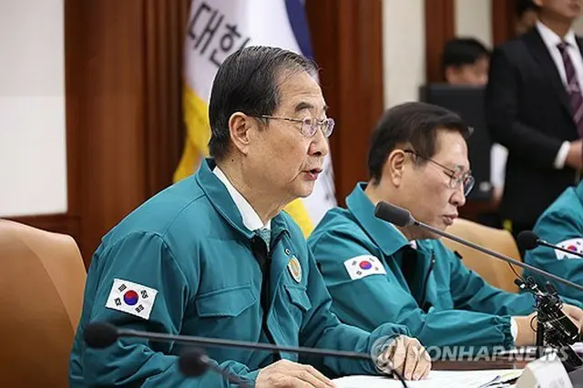 中央災難安全対策本部の会議で発言する韓首相＝２８日、ソウル（聯合ニュース）