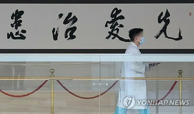 ソウル市内の大型病院内を歩く医療スタッフ＝２５日、ソウル（聯合ニュース）