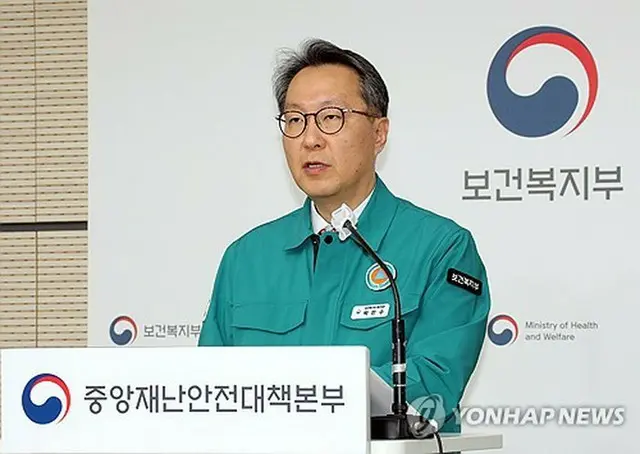 記者会見を行う保健福祉部の朴敏守次官＝２９日、ソウル（聯合ニュース）