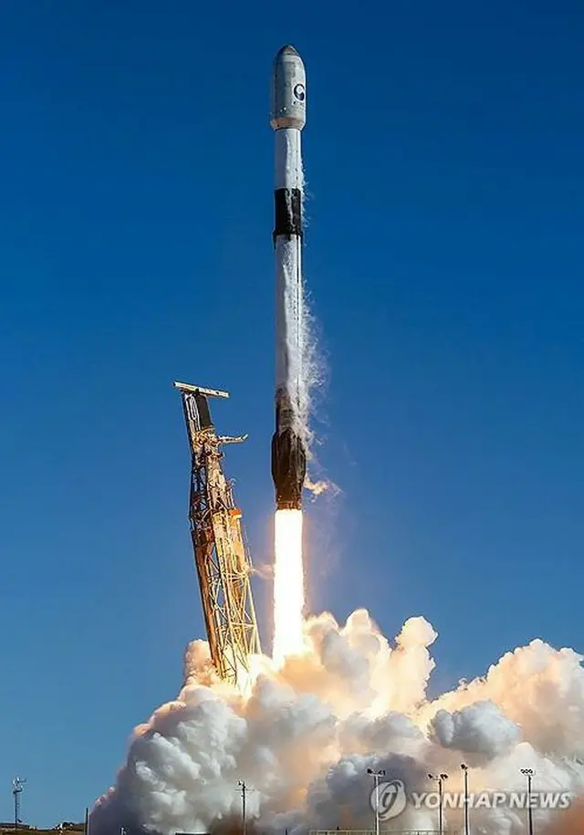 韓国軍初の軍事偵察衛星「偵察衛星１号機」は昨年１２月に米カリフォルニア州のバンデンバーグ宇宙軍基地から米スペースＸのロケット「ファルコン９」で打ち上げられた（スペースＸ提供）＝（聯合ニュース）≪転載・転用禁止≫
