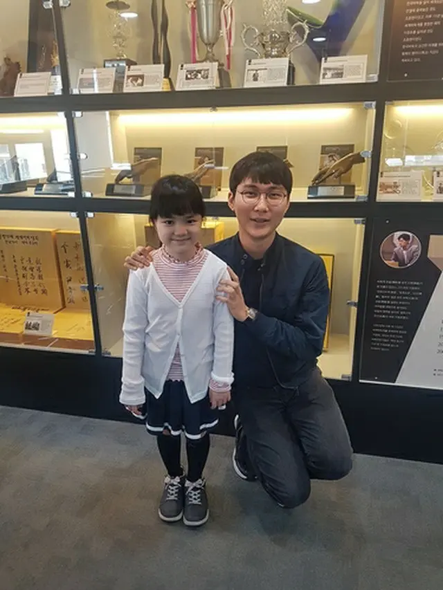 １９年のプロ入り前に、朴廷桓九段（右）と対面している（韓国棋院提供）＝（聯合ニュース）≪転載・転用禁止≫