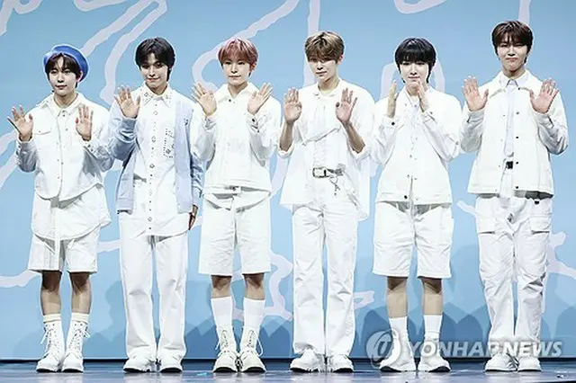 デビュー記念ショーケースでポーズを取るＮＣＴ　ＷＩＳＨ＝４日、ソウル（聯合ニュース）