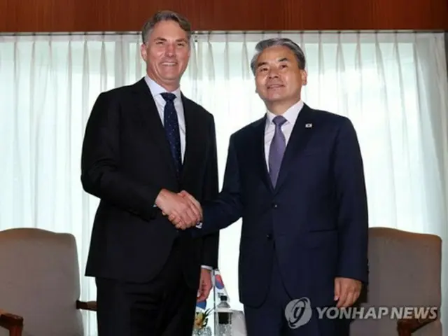 ２０２２年６月１２日、シンガポールで会談した韓国の李鐘燮国防部長官（当時、右）とオーストラリアのマールズ国防相＝（聯合ニュース）