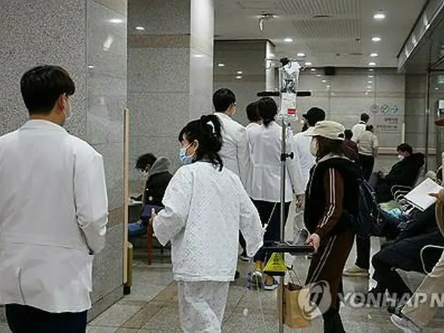 仁川市内にある大学病院で移動する医療スタッフ＝５日、仁川（聯合ニュース）