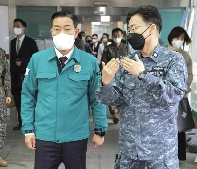 説明を受けている申源湜国防部長官