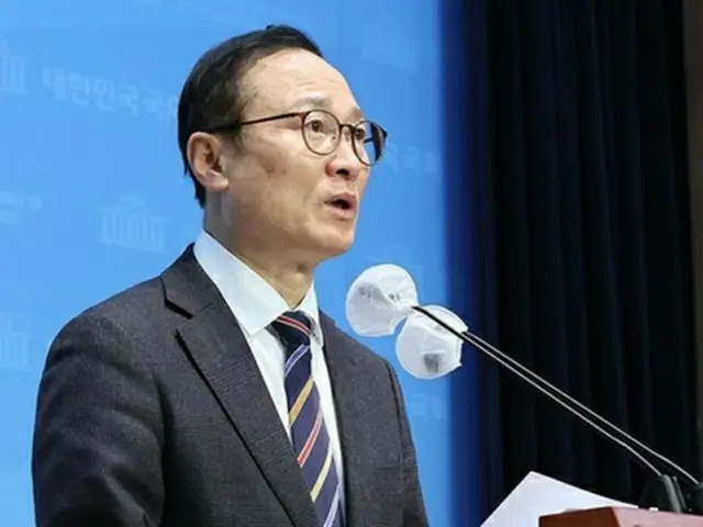 国会で記者会見を開き、離党を表明する「共に民主党」の洪永杓議員＝６日、ソウル（聯合ニュース）