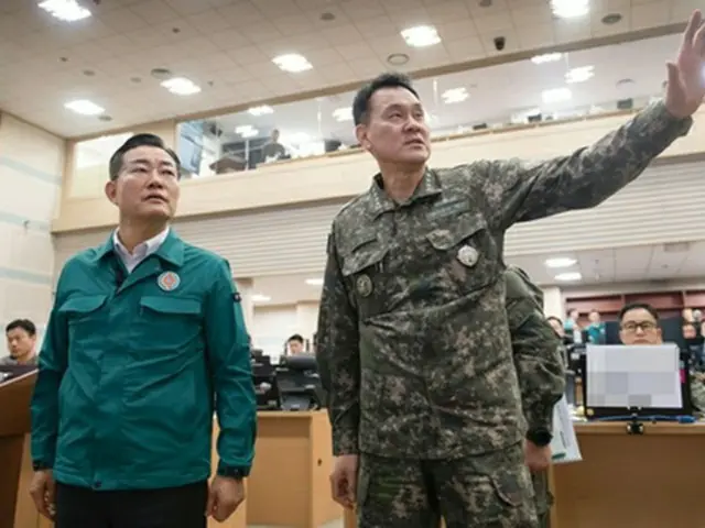 フリーダムシールドについて報告を受ける申長官（左、国防部提供）＝（聯合ニュース）≪転載・転用禁止≫