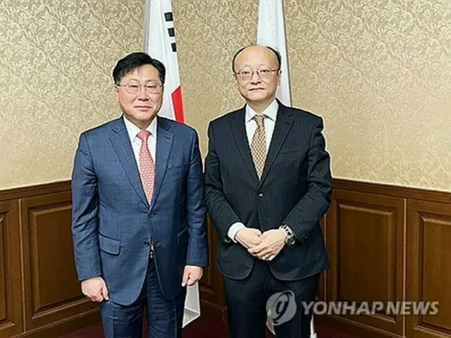 記念撮影する崔志栄氏（左）と神田真人氏（企画財政部提供）＝（聯合ニュース）≪転載・転用禁止≫