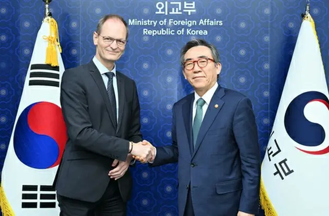 握手する趙氏（右）とバガー氏（外交部提供）＝（聯合ニュース）≪転載・転用禁止≫