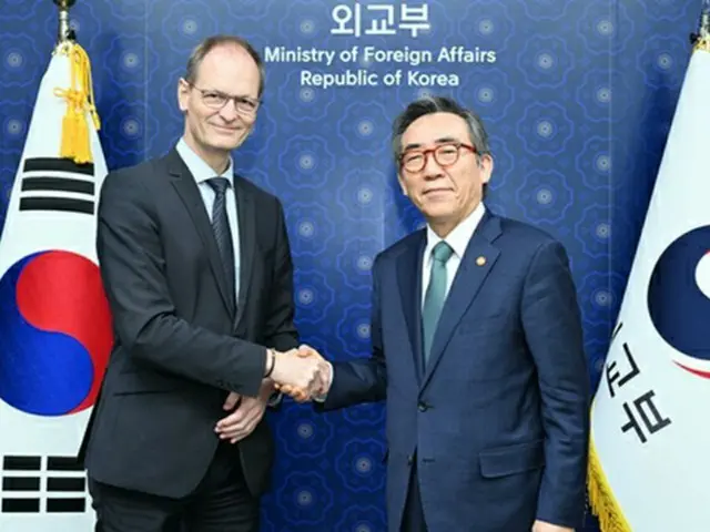 握手する趙氏（右）とバガー氏（外交部提供）＝（聯合ニュース）≪転載・転用禁止≫