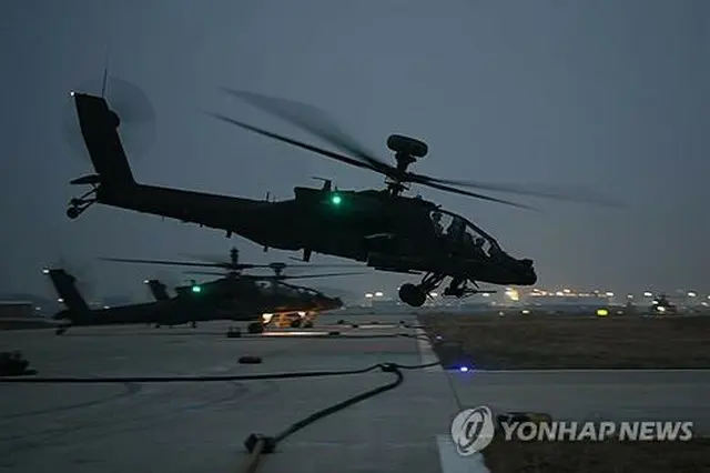 今月４日、ソウル近郊の京畿道・平沢の海軍第２艦隊から出動する米第２師団の攻撃ヘリコプター、アパッチ（海軍第２艦隊提供）＝（聯合ニュース）≪転載・転用禁止≫