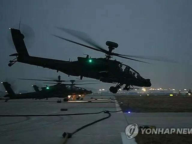 今月４日、ソウル近郊の京畿道・平沢の海軍第２艦隊から出動する米第２師団の攻撃ヘリコプター、アパッチ（海軍第２艦隊提供）＝（聯合ニュース）≪転載・転用禁止≫