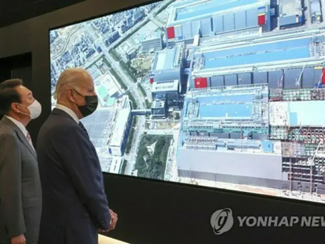 ２０２２年５月、ソウル南方の平沢にあるサムスン電子の半導体工場を視察した尹錫悦（ユン・ソクヨル）大統領（左）とバイデン米大統領（資料写真）＝（聯合ニュース）