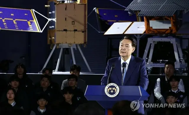 韓国航空宇宙産業で開かれた宇宙産業クラスターの発足式典で演説する尹大統領（大統領室通信写真記者団）＝１３日、泗川（聯合ニュース）