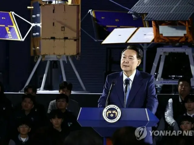 韓国航空宇宙産業で開かれた宇宙産業クラスターの発足式典で演説する尹大統領（大統領室通信写真記者団）＝１３日、泗川（聯合ニュース）