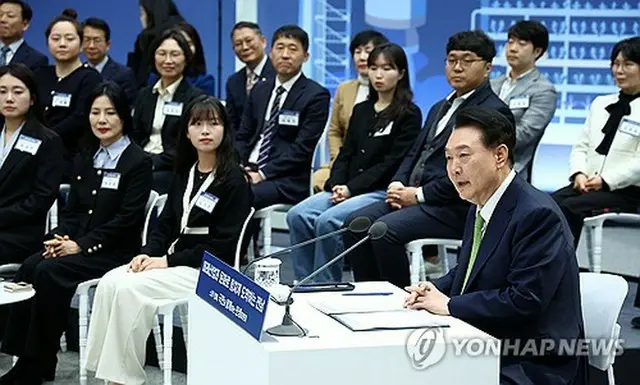 討論会で発言する尹大統領（大統領通信写真記者団）＝１４日、務安（聯合ニュース）