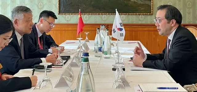 韓国外交部の李埈一・北核外交企画団長（右）と中国の劉暁明・朝鮮半島問題特別代表（左列中央）がスイスで会談した（外交部提供）＝（聯合ニュース）≪転載・転用禁止≫